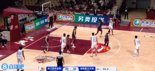 九游会·j9官方网站时间刚刚好！路易斯-金面对防守连续胯下运球 强投三分压哨命中