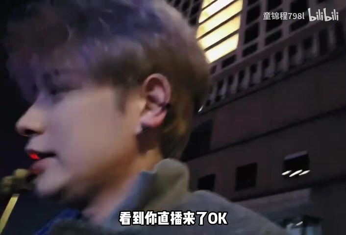 j9九游真人游戏第一平台童锦程开法拉利路遇外卖小哥粉丝 被问为啥经常和外卖员合影：因为他们辛苦呀~